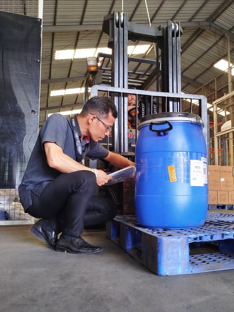 Drum fiber kemasan standar impor bahan kimia farmasi di gudang logistik.