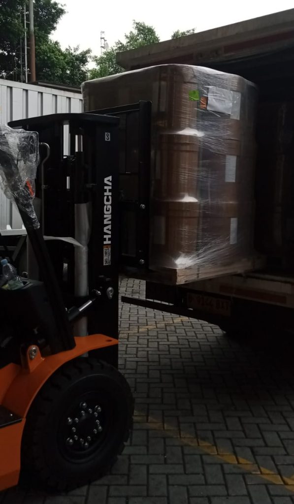 Fasilitas ruang penyimpanan gudang yang bersih untuk mendukung operasional jasa logistik halal dari USLOGT.