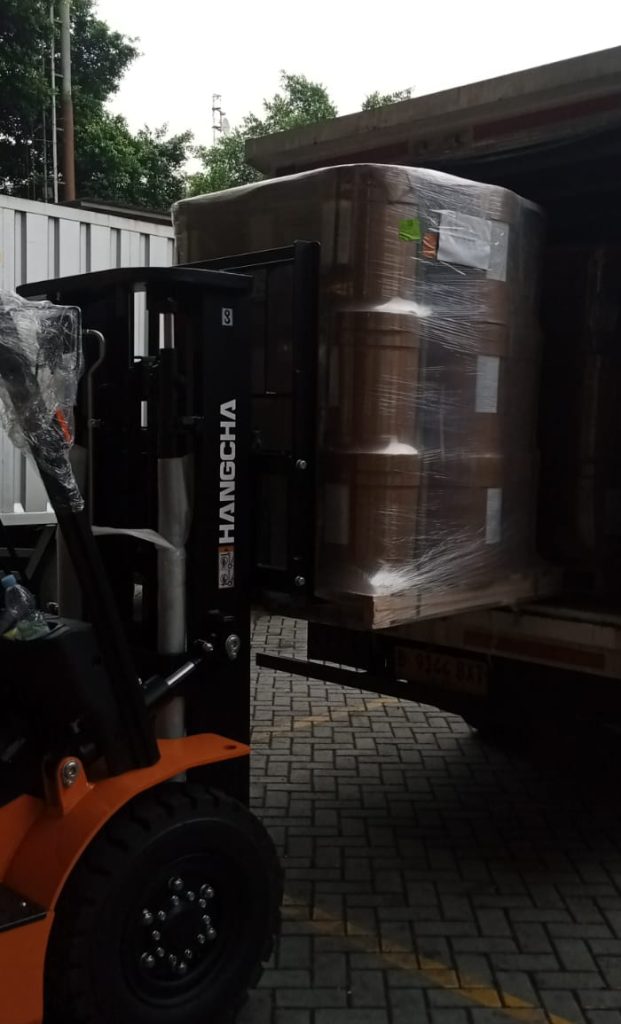 Operasional bongkar muat drum bahan baku industri menggunakan forklift modern secara aman oleh tim USLOGT.